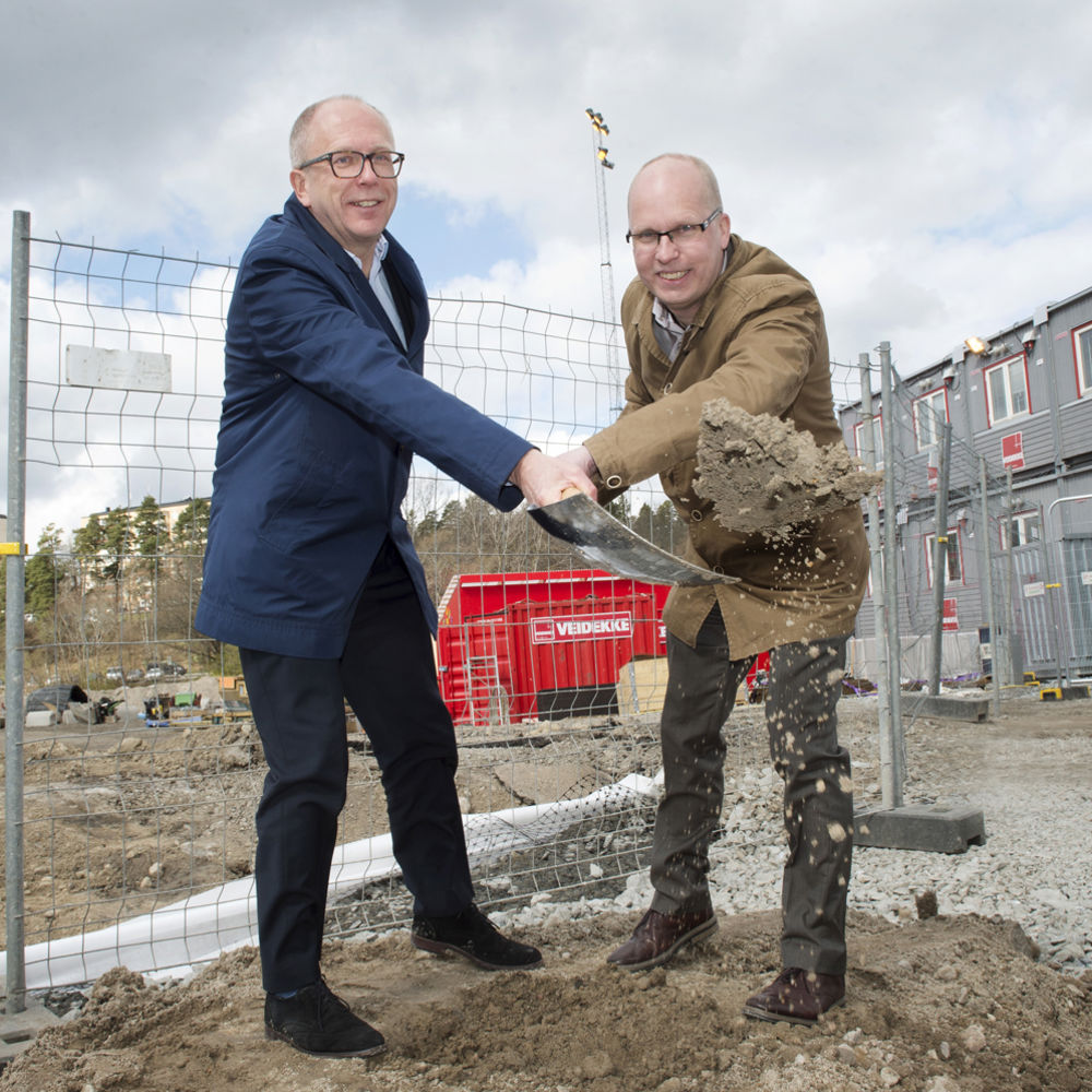 Drömplank och första spadtag i Kallhällsparken 