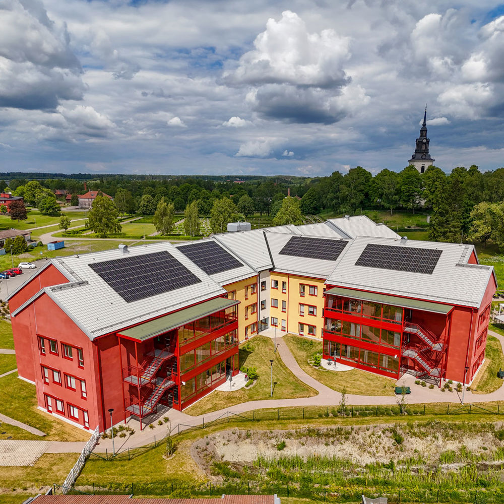 Drönarfoto av Lövsta vård- och omsorgsboende i Heby