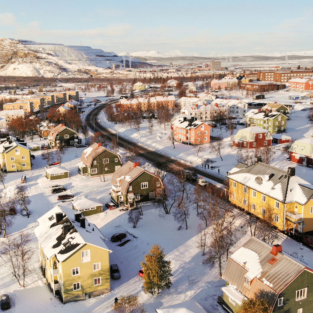 Drönarfoto över Kiruna där man ser ett hus transporteras på en lastbil.