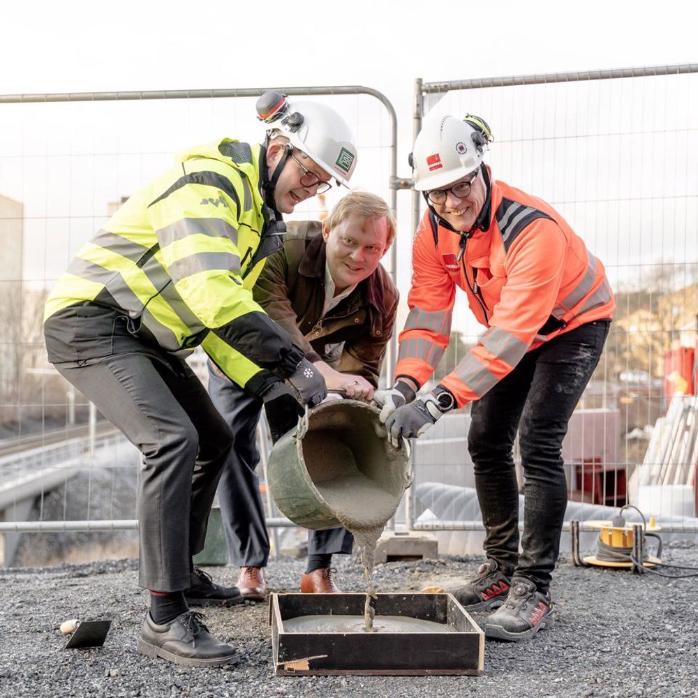 ​Jonas Schneider, vd Familjebostäder, gjöt en betongplatta tillsammans med Dennis Wedin, bostads- och fastighetsborgarråd (M), ordförande Familjebostäder och Arne Svensson, regionschef, Veidekke