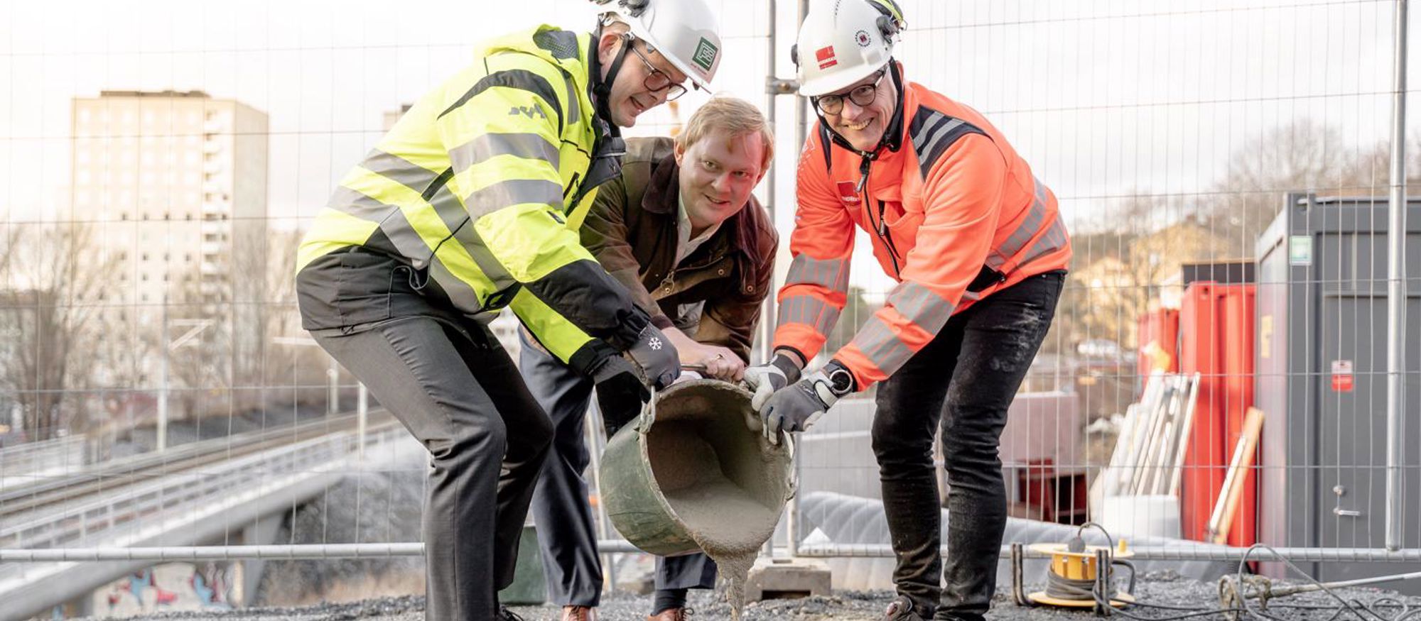 ​Jonas Schneider, vd Familjebostäder, gjöt en betongplatta tillsammans med Dennis Wedin, bostads- och fastighetsborgarråd (M), ordförande Familjebostäder och Arne Svensson, regionschef, Veidekke