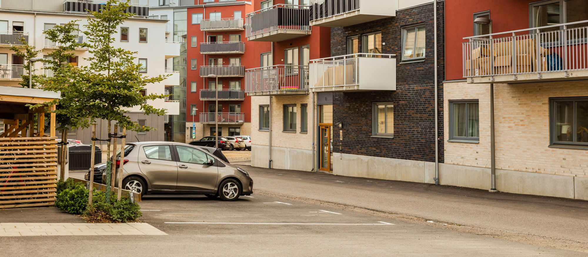 En länga radhus på en asfalterad gata