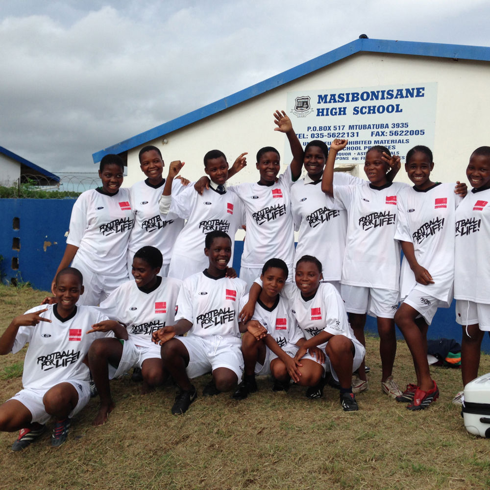 På Masibonisane High School i Sydafrika ska ett fotbollscenter för tjejer byggas.