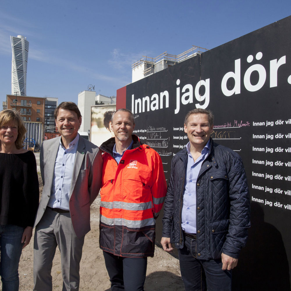 Åsa Ekman, köpare i Brf Barcelona, Ragnar Unge, vd Svanen, Claes Jeppsson, Regionchef Veidekke Bostad och Milan Obradovic, Kommunalråd i Malmö, skrev först på drömplanket. Foto: Joachim Wall.