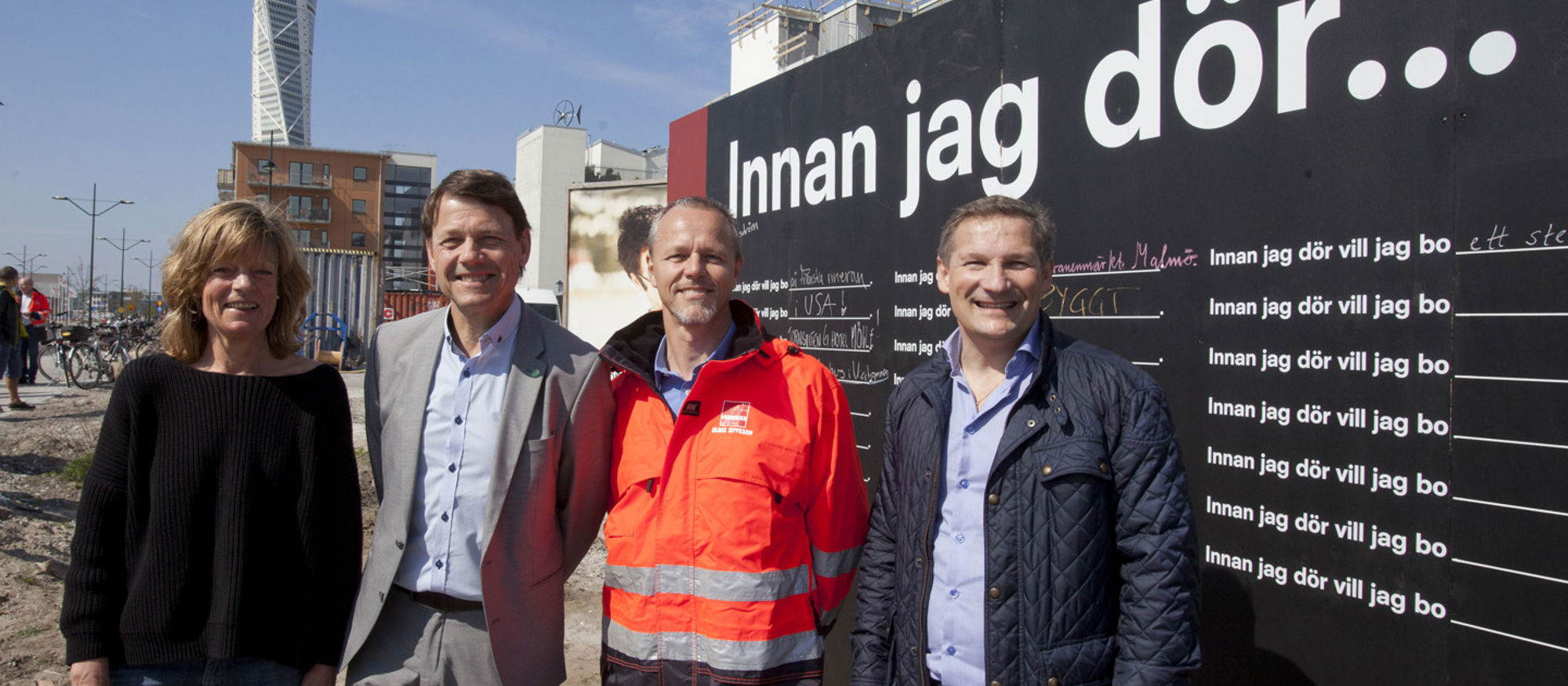 Åsa Ekman, köpare i Brf Barcelona, Ragnar Unge, vd Svanen, Claes Jeppsson, Regionchef Veidekke Bostad och Milan Obradovic, Kommunalråd i Malmö, skrev först på drömplanket. Foto: Joachim Wall.