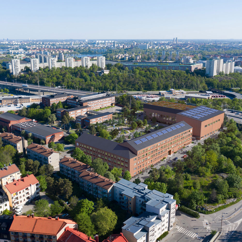 Sportanläggning i rött tegel nära motorväg