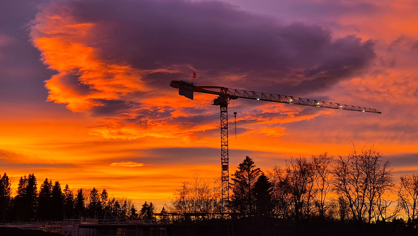 Byggkran på kvällen i solnedgång