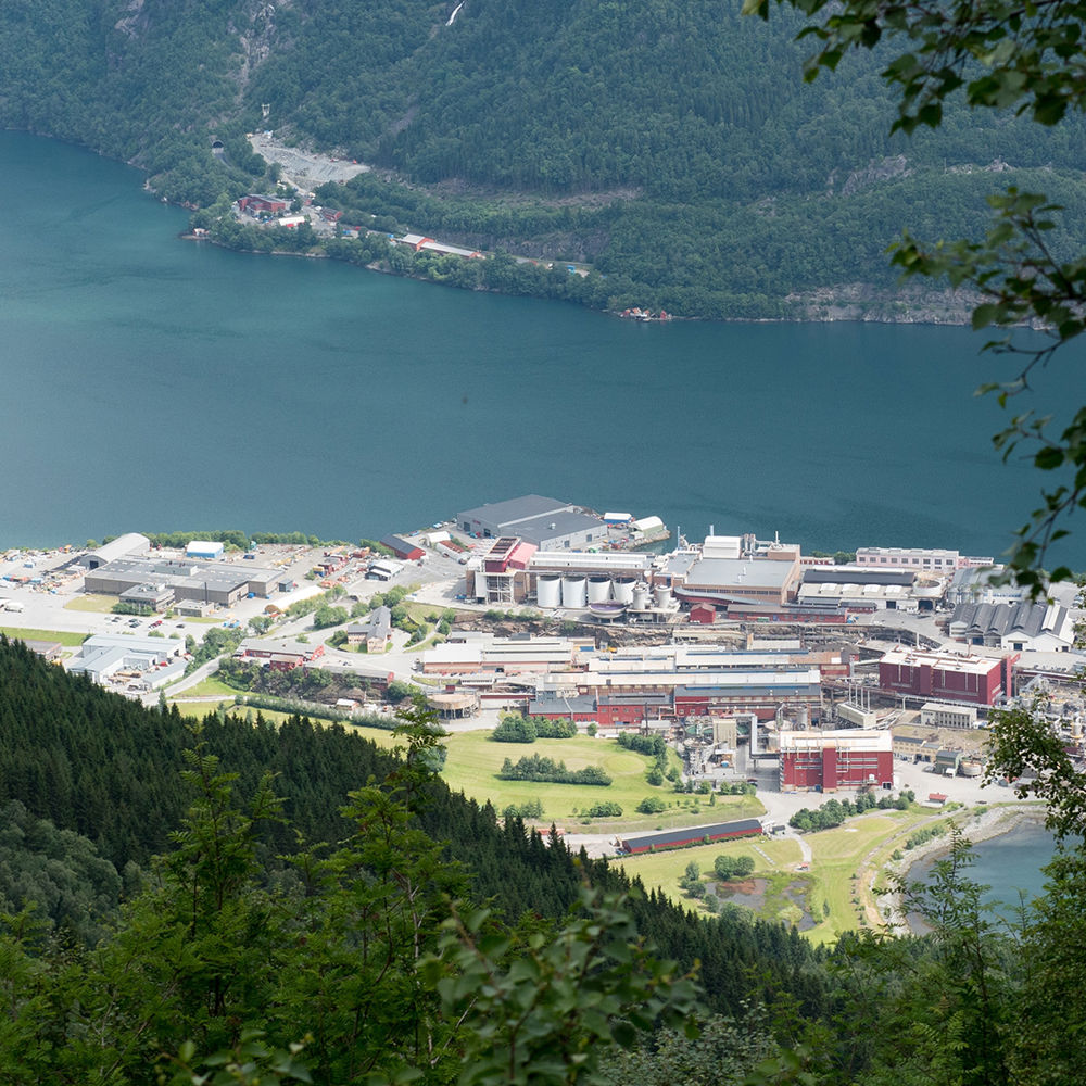 Bild på ett samhälle vid en fjord, vy ovanifrån