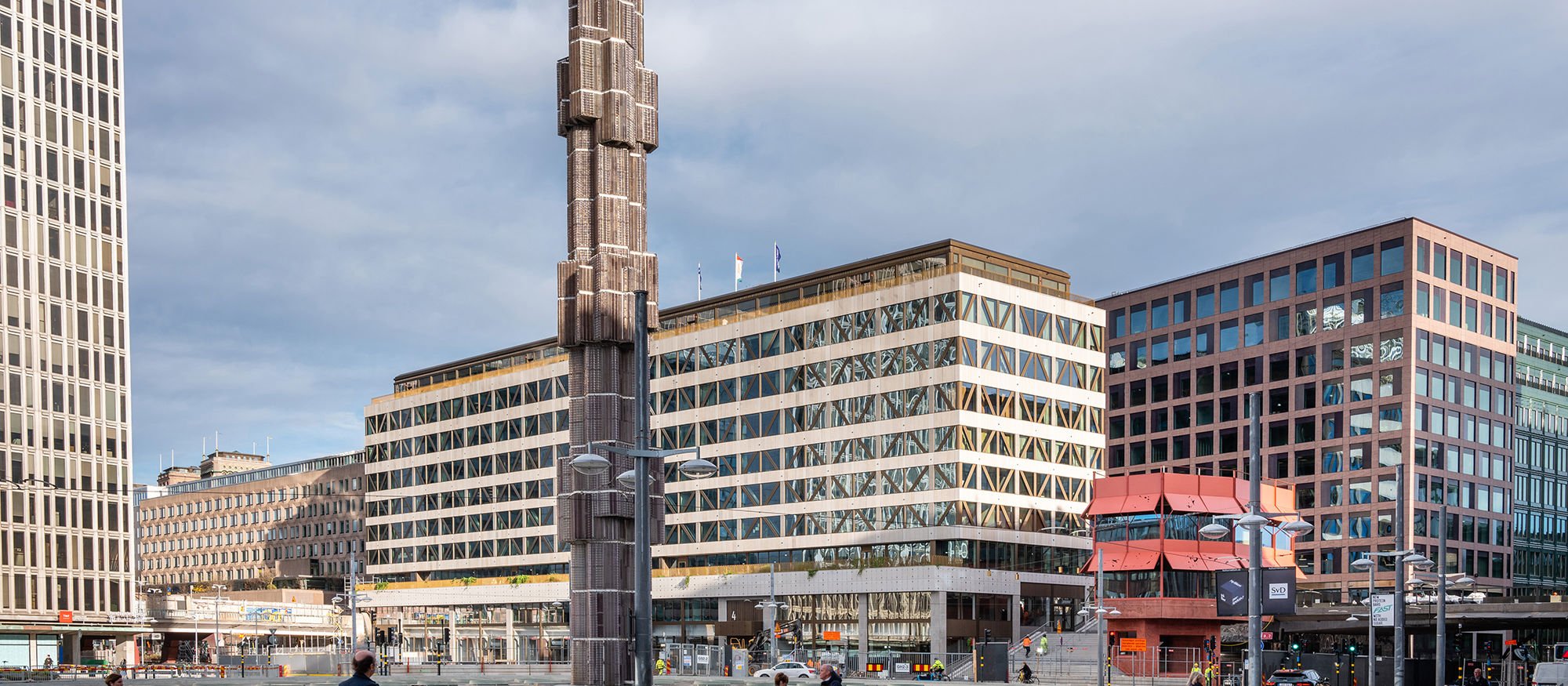 Sergels torg med människor i förgrunden